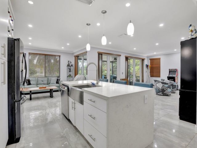 Продажа дома по адресу 325 NW 153rd Avenue - фото 5883943