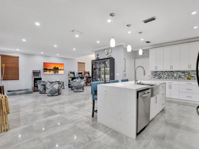 Продажа дома по адресу 325 NW 153rd Avenue - фото 5883944