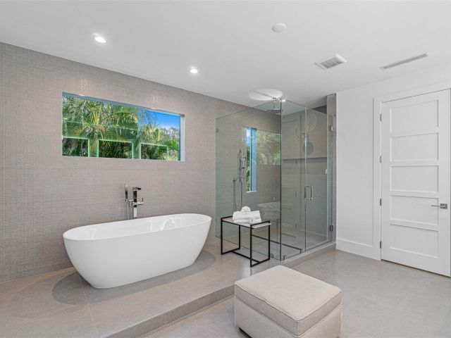 Продажа дома по адресу 3110 NE 59th St - фото 6009915