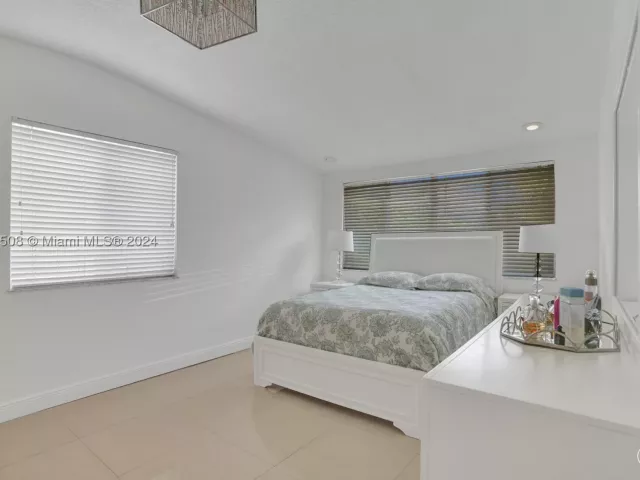 Продажа дома по адресу 1910 N Hibiscus Dr - фото 9047939