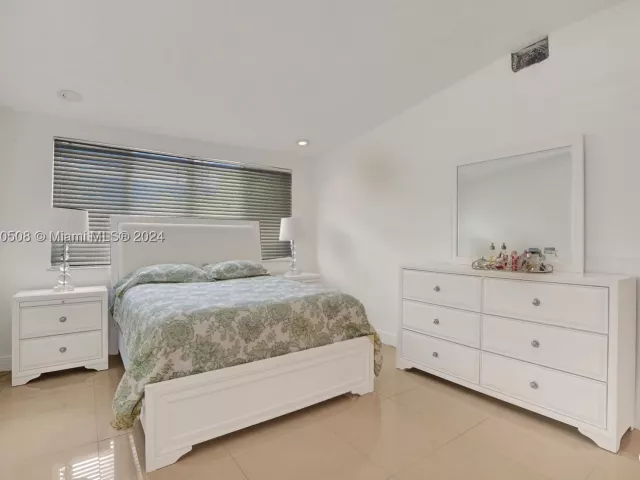Продажа дома по адресу 1910 N Hibiscus Dr - фото 9047940