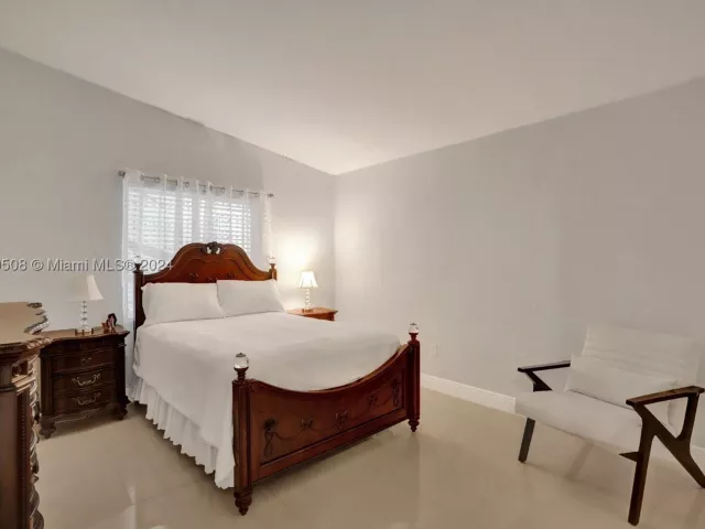 Продажа дома по адресу 1910 N Hibiscus Dr - фото 9047947