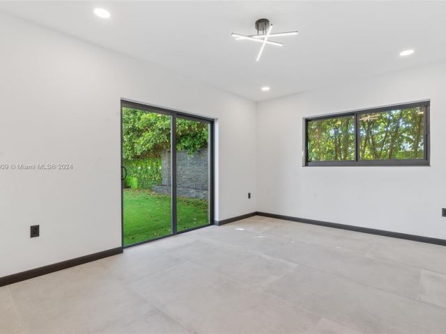 Продажа дома по адресу 2261 NE 192nd St - фото 5715327