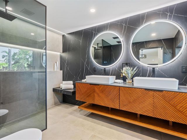 Продажа дома по адресу 2261 NE 192nd St - фото 5715329