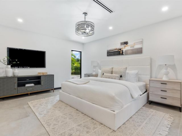 Продажа дома по адресу 2261 NE 192nd St - фото 5715330