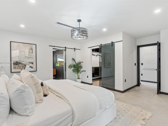 Продажа дома по адресу 2261 NE 192nd St - фото 5715332