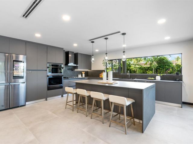 Продажа дома по адресу 2261 NE 192nd St - фото 5715334