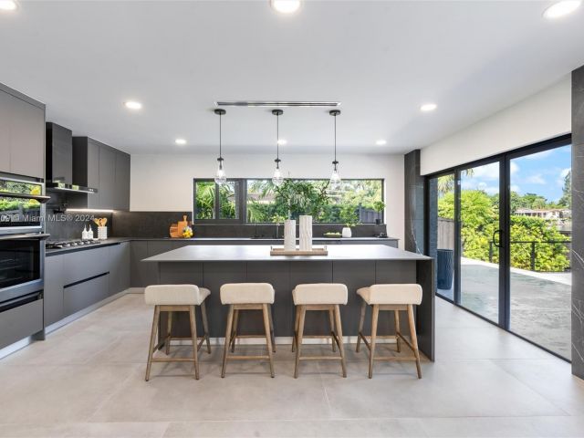 Продажа дома по адресу 2261 NE 192nd St - фото 5715335