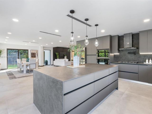 Продажа дома по адресу 2261 NE 192nd St - фото 5715336