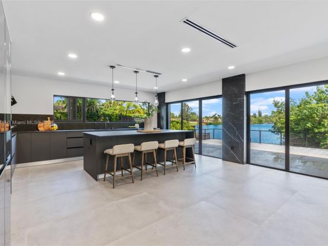 Продажа дома по адресу 2261 NE 192nd St - фото 5715337