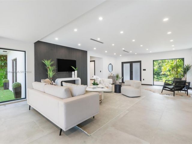 Продажа дома по адресу 2261 NE 192nd St - фото 5715342