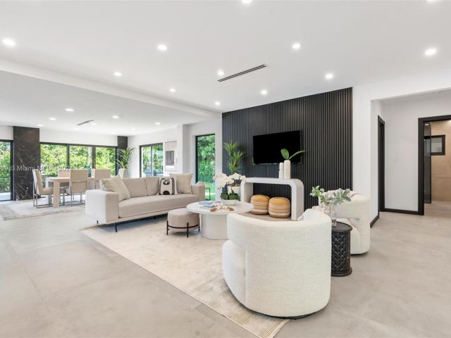 Продажа дома по адресу 2261 NE 192nd St - фото 5715346