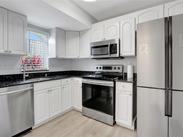 Продажа дома по адресу 1359 SW 11th St - фото 6190407