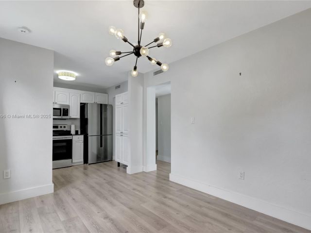 Продажа дома по адресу 1359 SW 11th St - фото 6190408