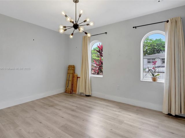 Продажа дома по адресу 1359 SW 11th St - фото 6190409