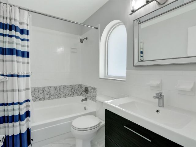 Продажа дома по адресу 1359 SW 11th St - фото 6190414