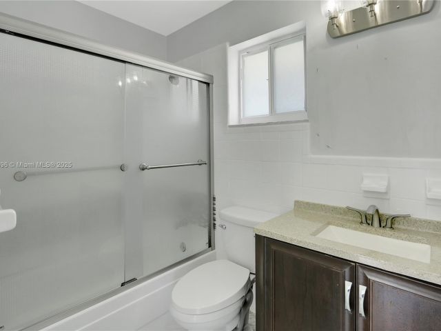 Продажа дома по адресу 1359 SW 11th St - фото 6190417