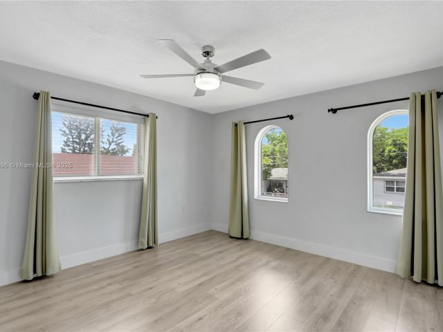 Продажа дома по адресу 1359 SW 11th St - фото 6190419