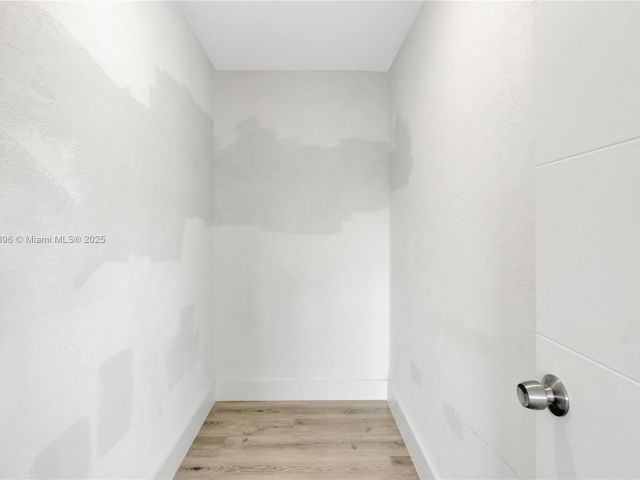 Продажа дома по адресу 1359 SW 11th St - фото 6190420