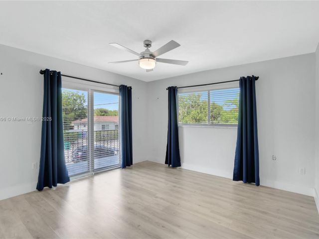 Продажа дома по адресу 1359 SW 11th St - фото 6190422