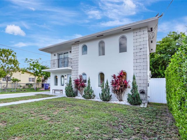 Продажа дома по адресу 1359 SW 11th St - фото 6190424