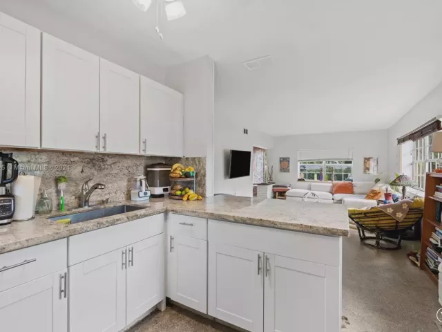 Продажа дома по адресу 901 NE 16th Pl - фото 5728744