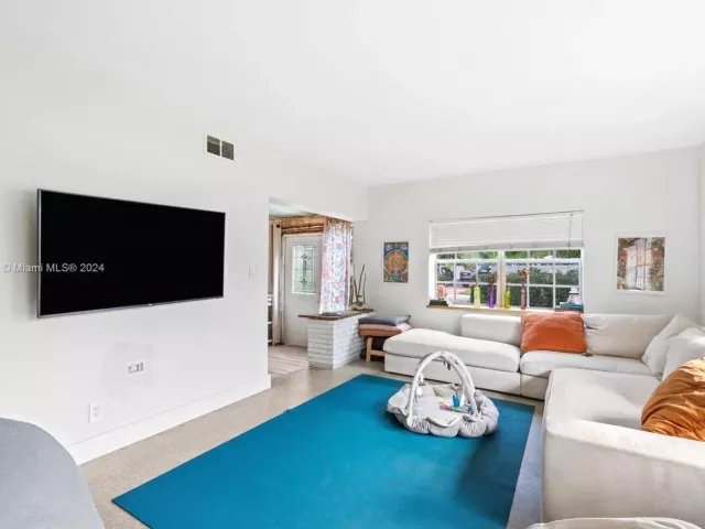 Продажа дома по адресу 901 NE 16th Pl - фото 5728740