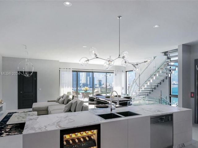 Продажа дома по адресу 3222 NE 7th St 2 - фото 5544504