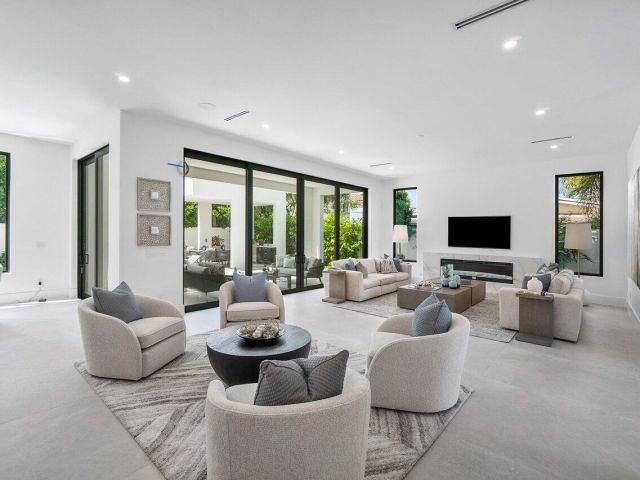 Продажа дома по адресу 2737 NE 18th Street - фото 6329056