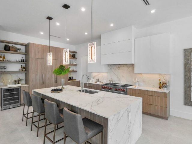 Продажа дома по адресу 2737 NE 18th Street - фото 6329060