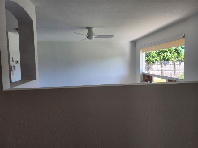 Продажа дома по адресу 704 SW 4th St - фото 5753094