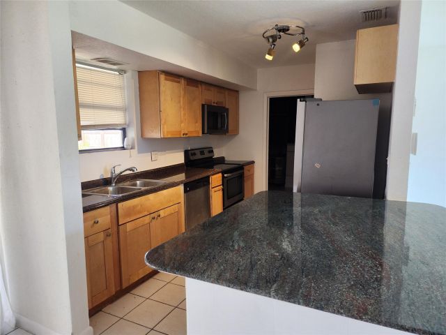 Продажа дома по адресу 704 SW 4th St - фото 5753099