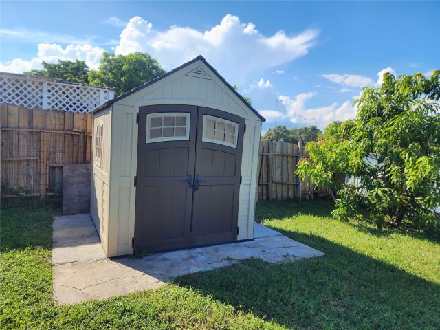 Продажа дома по адресу 704 SW 4th St - фото 5753104