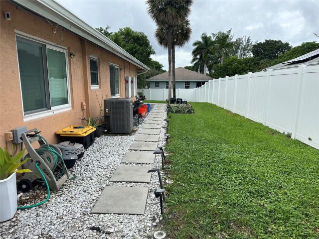 Продажа дома по адресу 547 NE 1st Ave - фото 6115255