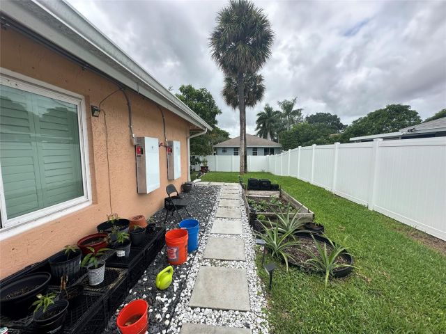 Продажа дома по адресу 547 NE 1st Ave - фото 6115259