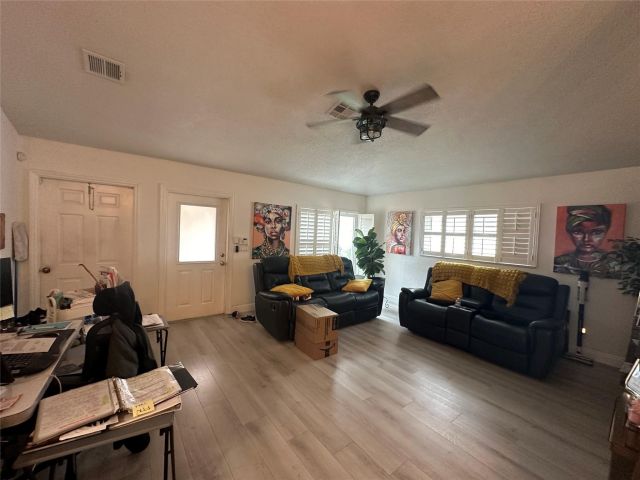 Продажа дома по адресу 547 NE 1st Ave - фото 6115261