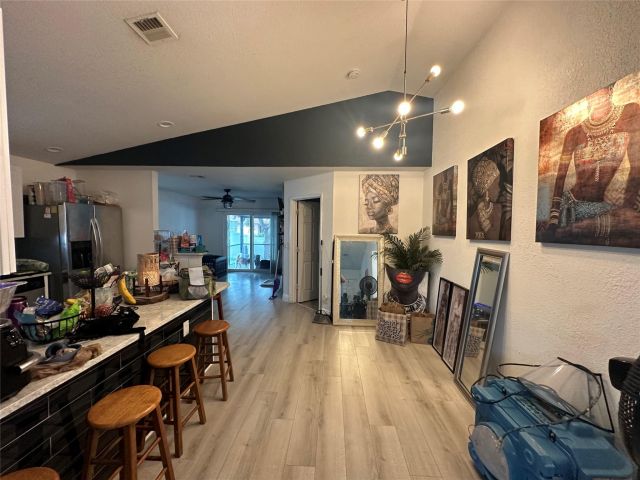 Продажа дома по адресу 547 NE 1st Ave - фото 6115262