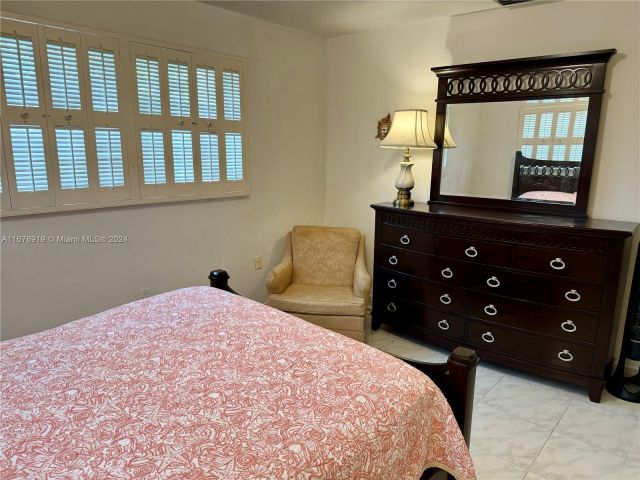 Продажа дома по адресу 3440 NE 170th St - фото 5732445