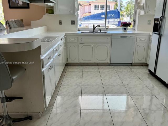 Продажа дома по адресу 3440 NE 170th St - фото 5732448