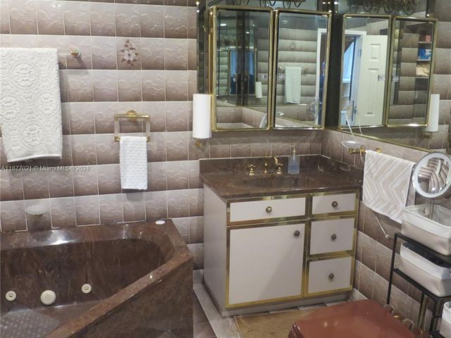 Продажа дома по адресу 19021 NW 12th Ct - фото 5576768