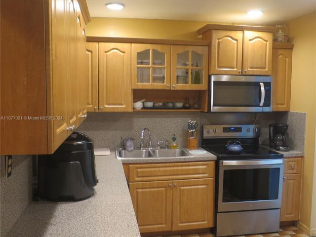 Продажа дома по адресу 19021 NW 12th Ct - фото 5576770