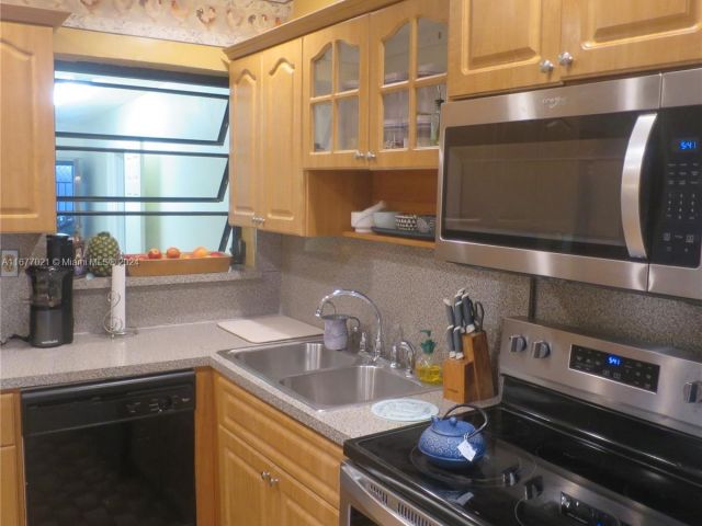 Продажа дома по адресу 19021 NW 12th Ct - фото 5576771