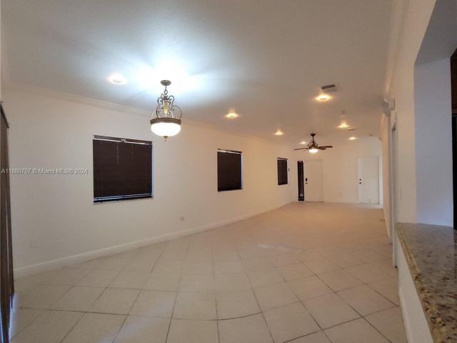 Продажа дома по адресу 3377 NE 4th St - фото 5726613