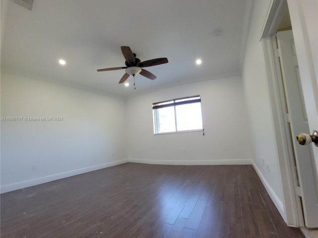 Продажа дома по адресу 3377 NE 4th St - фото 5726614