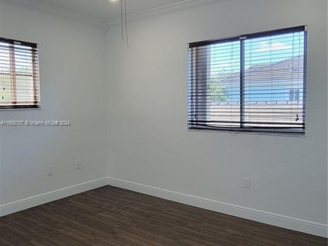 Продажа дома по адресу 3377 NE 4th St - фото 5726615