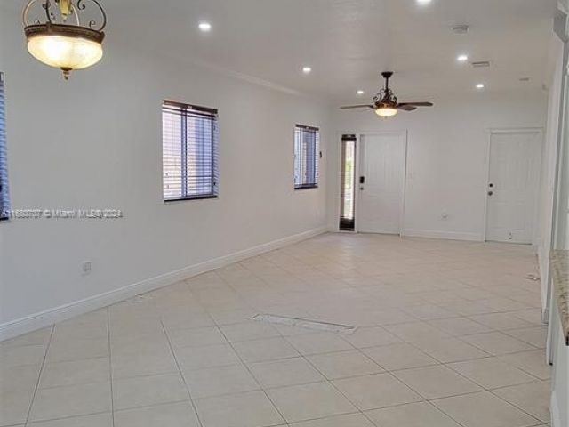 Продажа дома по адресу 3377 NE 4th St - фото 5726617