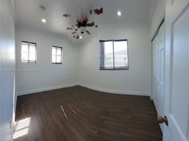 Продажа дома по адресу 3377 NE 4th St - фото 5726619