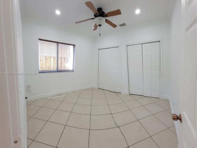 Продажа дома по адресу 3377 NE 4th St - фото 5726620