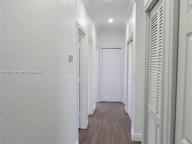 Продажа дома по адресу 3377 NE 4th St - фото 5726622