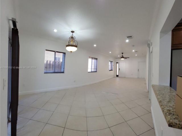 Продажа дома по адресу 3377 NE 4th St - фото 5726624